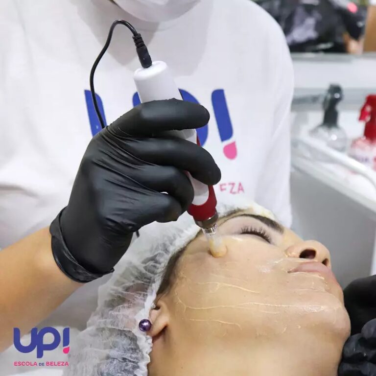 Aluna realizando procedimento durante curso de estética
